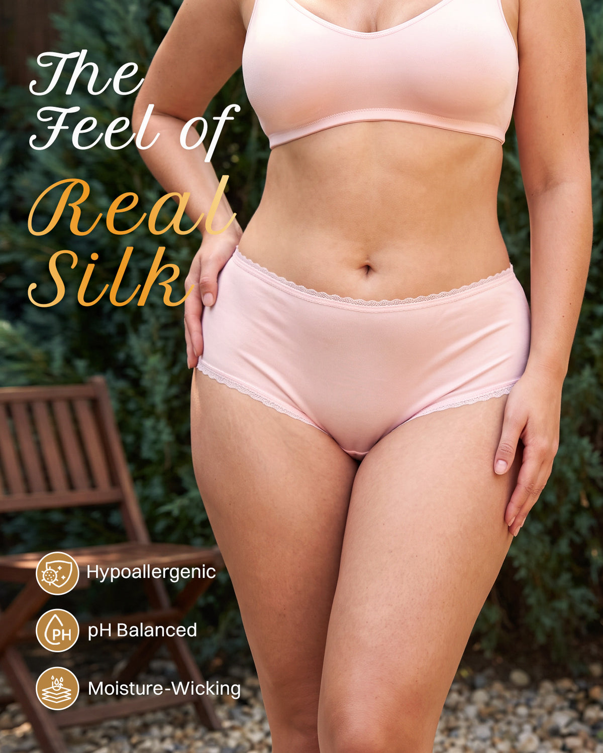 Seiden-Slip in Rosa mit Spitzenbesatz, an einem Model im Freien | FEELITS