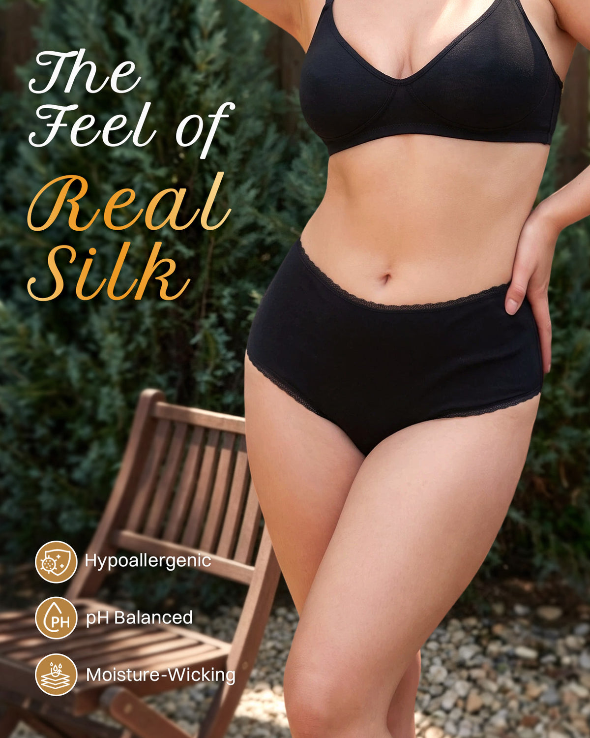 Seiden-Slip in Schwarz mit Spitzenbesatz, an einem Model im Freien | FEELITS