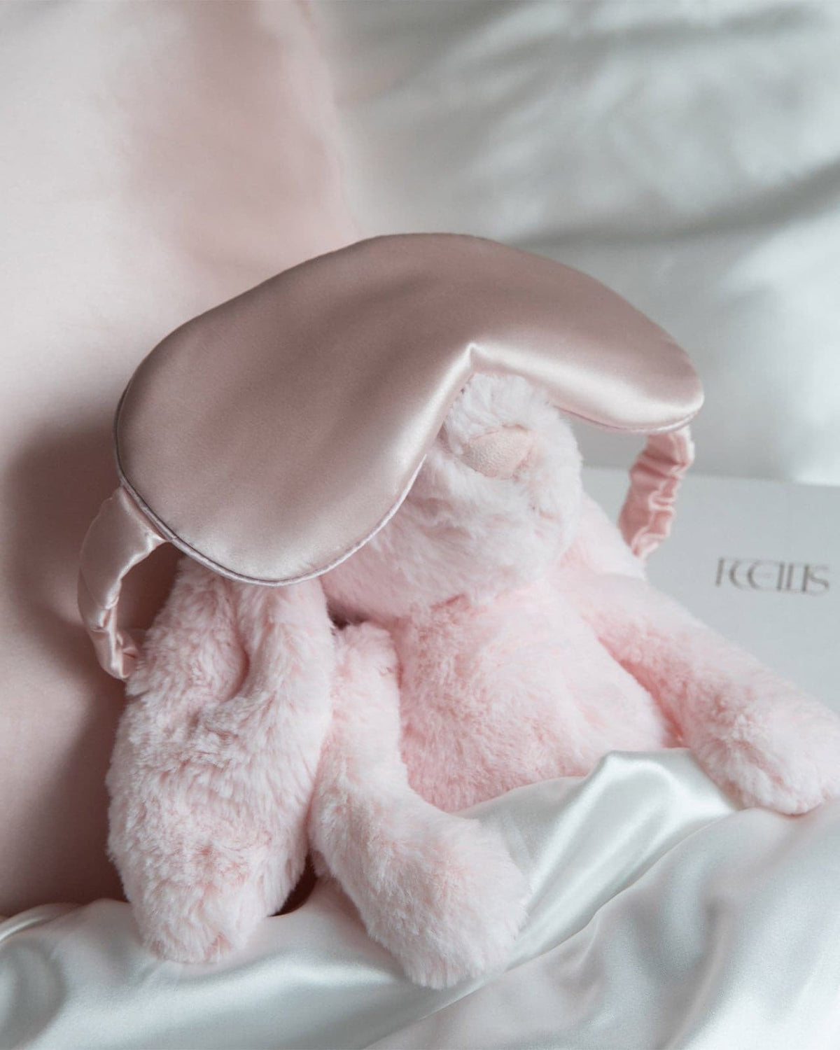 SM01 mulberry silk sleep eye mask lifestyle view | FEELITS