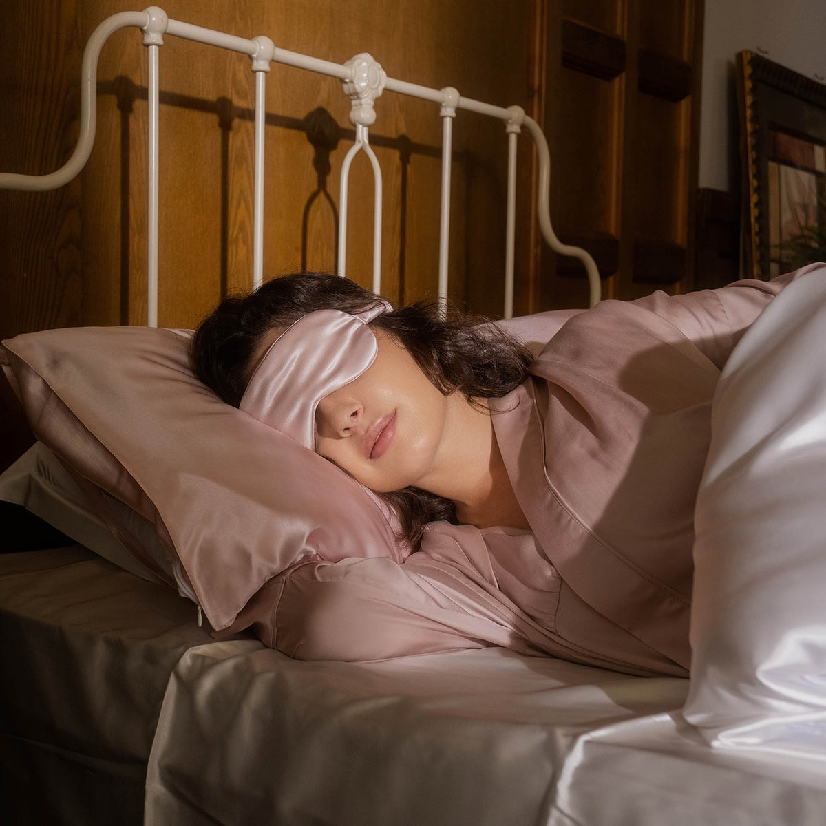 SM01 22-Momme Mulberry Silk Sleep Eye Mask with 100% 6A mulberry silk and adjustable fit A+ content showing silk benefits | FEELITS
